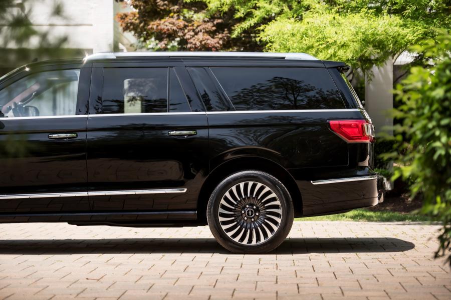 Детали экстерьера Lincoln Navigator L Black Label 2017 года  (фото 15 из 27)